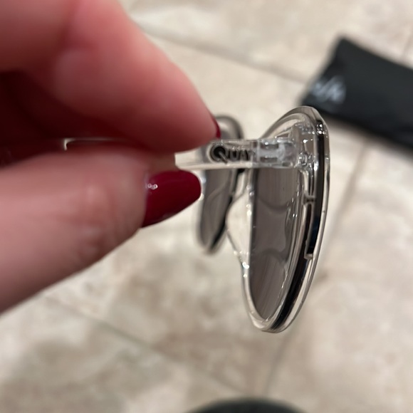 Like new Quay clear frame sunglasses - Picture 4 of 4